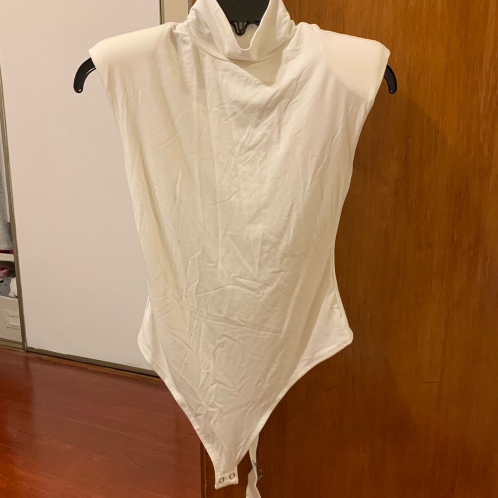 Good American sleeveless bodysuit with shoulder pads